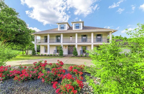 Midlothian House | Honeysuckle Manor – Texas Charm on 7 Peaceful Acres