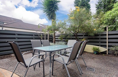 Carrington House | Honeysuckle Townhouses - 10/62 The Lane