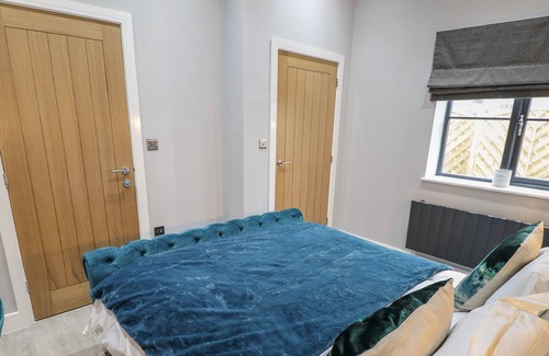 Hull Cottage | HONEYSUCKLE, with a garden in Willerby