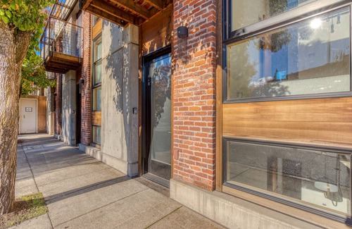 Hood River House | Hood River townhouse close to everything with river-view location & rooftop BBQ