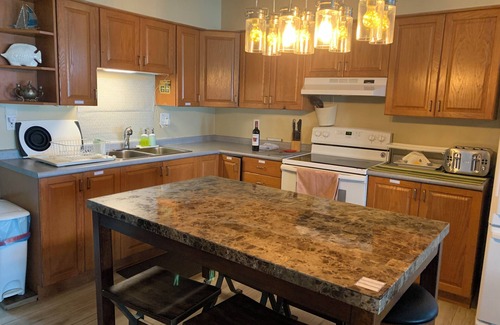 Kingsville Cottage | "Hook, Line,& Sinker"- At the edge of Erie; 7 days stay plus 1 chartering freen