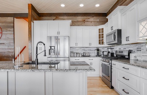 Valois House | Hook Wine & Sinker - Stunning 6 Bedroom Contemporary on Seneca Lake!