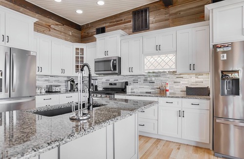 Valois House | Hook Wine & Sinker - Stunning 6 Bedroom Contemporary on Seneca Lake!