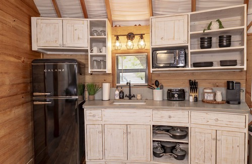 Bandera Cabin | Hoot Owl Yurt/Cold A/C! Hot Tub/Medina River/Close to Downtown/RiverYurtVillage