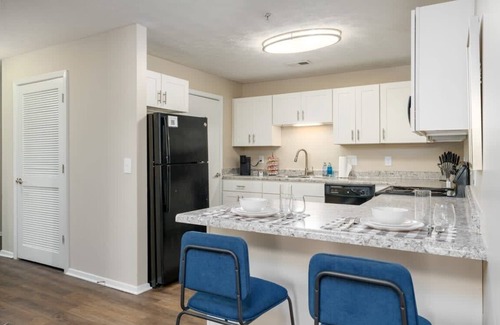 Hoover Apartment | Hoover Oasis: 2BR Apartment with Pool & Gym