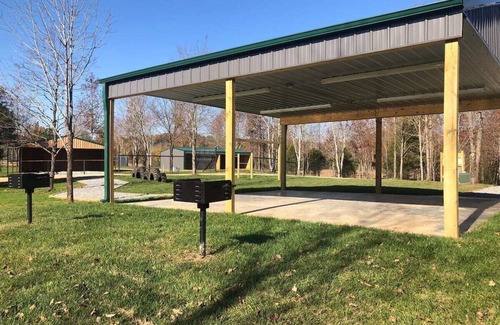 Huron Cabin | Hopping Kangaroo Cabin only .5 miles from the Safari Park!