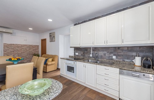 Castelo de Paiva Ski Chalet | Hopstays - Casa das Dognas