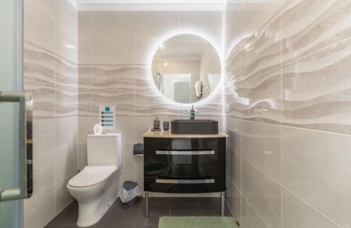 Mozelos Villa | Hopstays - Crestuma Bright