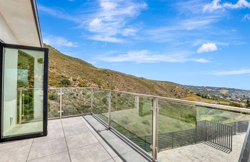 Western Malibu House | Horizon Hills Panoramic View House w Balcony
