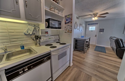 Summer Breeze Villa | Horizon South 9C 2 .Secluded condo 2 blocks from Gulf of Mexico.