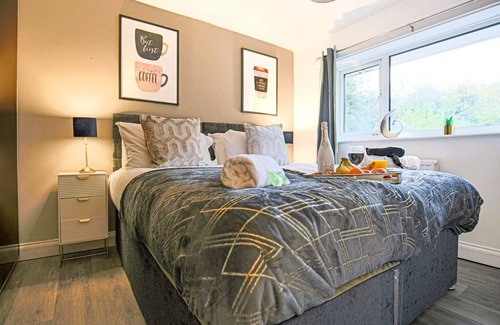 Newport Pagnell House | Hornbeam House with Garden, Parking and Smart TV