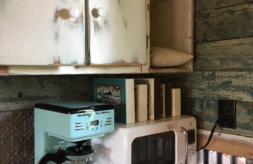 Fayetteville House | Horse Farm Retreat Creekside Tiny House, Sleeps 4 & Pet Friendly