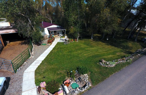 Manhattan Cabin | Horse-Heaven Cowgirl-Chic Bunkhouse on Baker Creek, 10 mins from Bozeman Airport