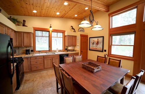 Mazama Cabin | Horseman’s Hideaway 2 bedroom cabin - dogs welcome