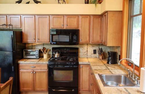 Mazama Cabin | Horseman’s Hideaway 2 bedroom cabin - dogs welcome