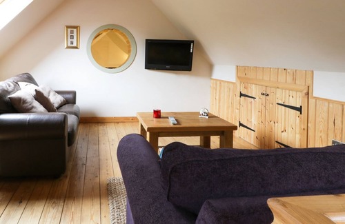 Great Broughton Cottage | HORSESHOE COTTAGE, pet friendly, with a garden in Great Ayton