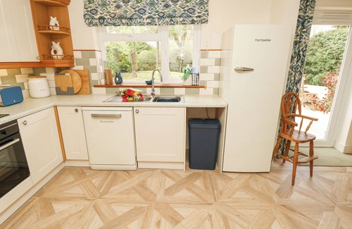 Dunbridge House | HORSESHOE COTTAGE, pet friendly, with open fire in West Tytherley