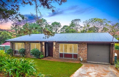 Hazelbrook Cabin | Horseshoe Falls Cottage - Charming 3 Bedroom Cottage with Large Garden