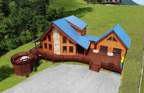 Dobson Cabin | Host a large group on the mountaintop for Events, Retreats, Weddings, & Reunions