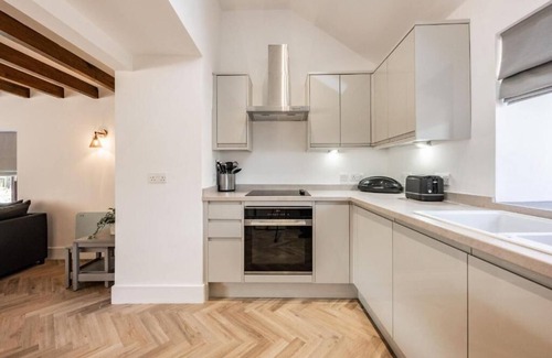 Roughton House | Host & Stay | Fender Cottage