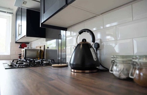 Great Linford House | Host & Stay | Glazier Drive