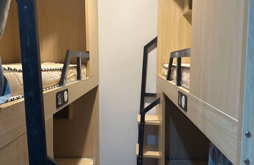 Rama 9 Hotel | Hostel in Bangkok with single suite and bunkbed room with free Wi-Fi.