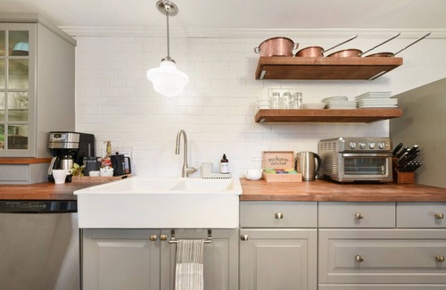 Central Northside House | ★ HostWise Stays ★ Off-Street Parking, King Bed, Amazing War Streets!