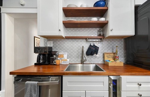 Bloomfield House | ★HostWise Stays★ Off Street Parking, Walk to Hospitals + Great Food