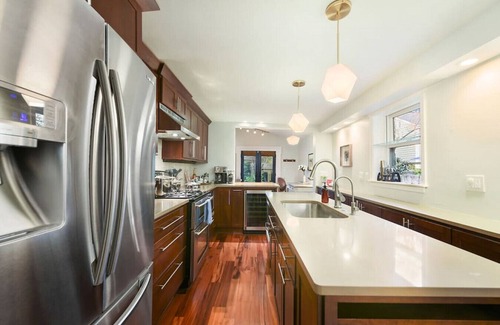 Central Northside House | ★ HostWise Stays ★ Restored Victorian in the Mexican War Streets! Garage parking, family friendly