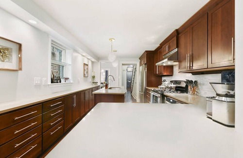 Central Northside House | ★ HostWise Stays ★ Restored Victorian in the Mexican War Streets! Garage parking, family friendly