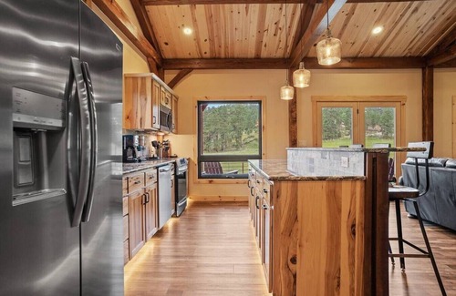 Custer Cabin | Hot Shot Hideaway near Custer Attractions