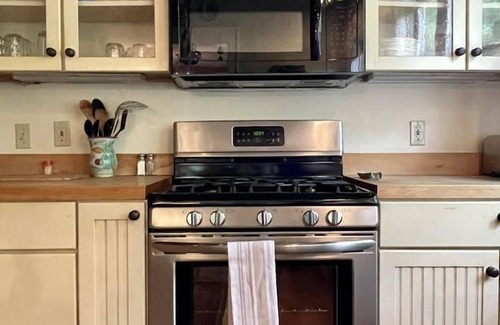 Hot Springs House | Hot Springs Creek House-Hot tub-Room for everyone!