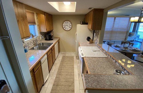 Lake Hamilton Condo | Hot Springs lakefront 2 bedroom condo 4 miles to Oaklawn and with boat slip!