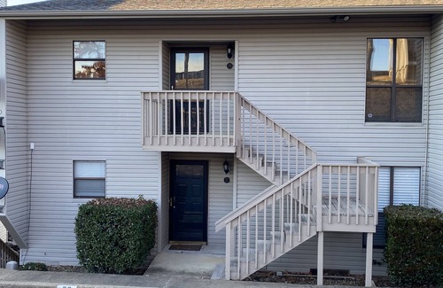 Lake Hamilton Condo | Hot Springs lakefront 2 bedroom condo 4 miles to Oaklawn and with boat slip!