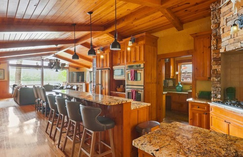 Piney House | Hot Springs Lakeside Bar, Fire Pit, 3 King Beds, 3.5 Baths, Bunk room