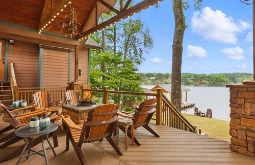 Piney House | Hot Springs Lakeside Bar, Fire Pit, 3 King Beds, 3.5 Baths, Bunk room