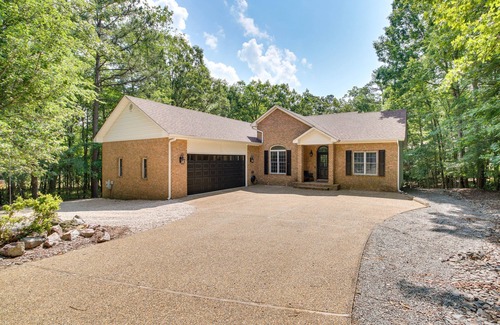 Hot Springs Village House | Hot Springs Village Golf Getaway w/Deck!