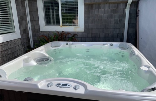Pacific Beach Cottage | Hot Tub - 1/2 Block to the Beach - Family & Dog Friendly.