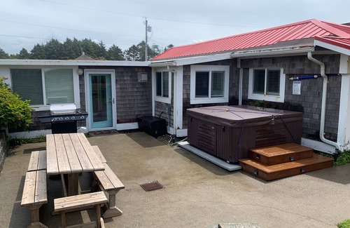 Pacific Beach Cottage | Hot Tub - 1/2 Block to the Beach - Family & Dog Friendly.