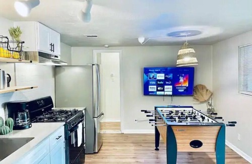 South Manchaca House | *Hot tub 10 beds | 2 Homes Heart of the City|Foosball