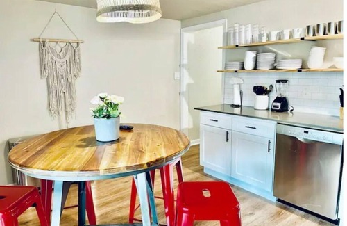 South Manchaca House | *Hot tub 10 beds | 2 Homes Heart of the City|Foosball