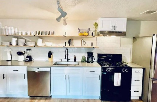South Manchaca House | *Hot tub 10 beds | 2 Homes Heart of the City|Foosball