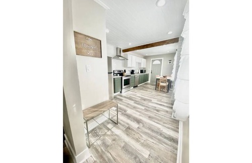 Westgate House | Hot tub! 2Mins 2Base Clean & Cozy Sleeps 6. Near beaches