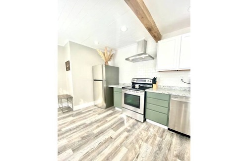 Westgate House | Hot tub! 2Mins 2Base Clean & Cozy Sleeps 6. Near beaches