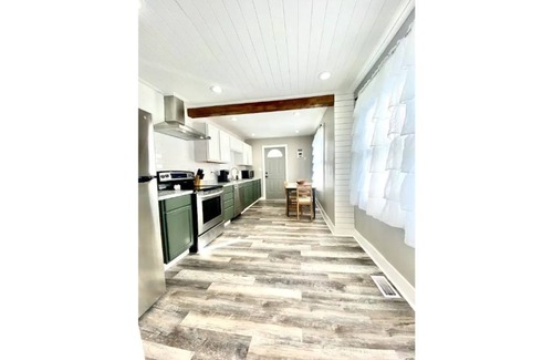 Westgate House | Hot tub! 2Mins 2Base Clean & Cozy Sleeps 6. Near beaches