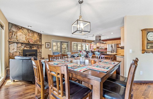 Swiss Manor House | Hot tub 3-bedrm Paradise Hills WiFi AC in Flagstaff near Grand Canyon NAU Skiing
