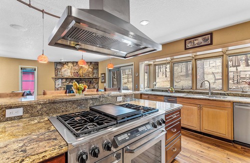 Swiss Manor House | Hot tub 3-bedrm Paradise Hills WiFi AC in Flagstaff near Grand Canyon NAU Skiing