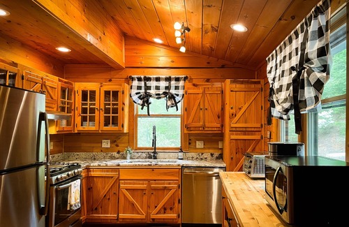 Franklin Cabin | Hot Tub-3 Kings-stunning VIEW - Dog Friendly, Wifi, Fire Pit, Garden, Games