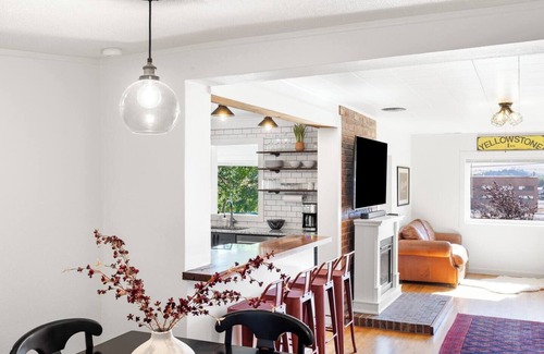 Livingston House | Hot Tub 4 Baths Montana Themed + Bike to Downtown