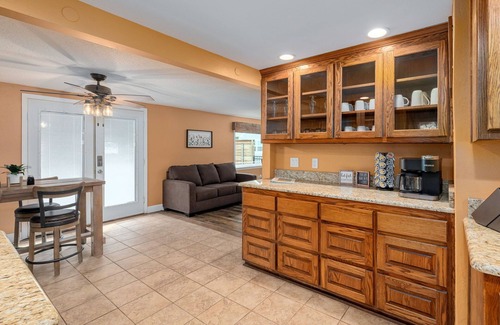 Kingston House | Hot Tub! 4Bdrm Lakeview! Nearby Beach!